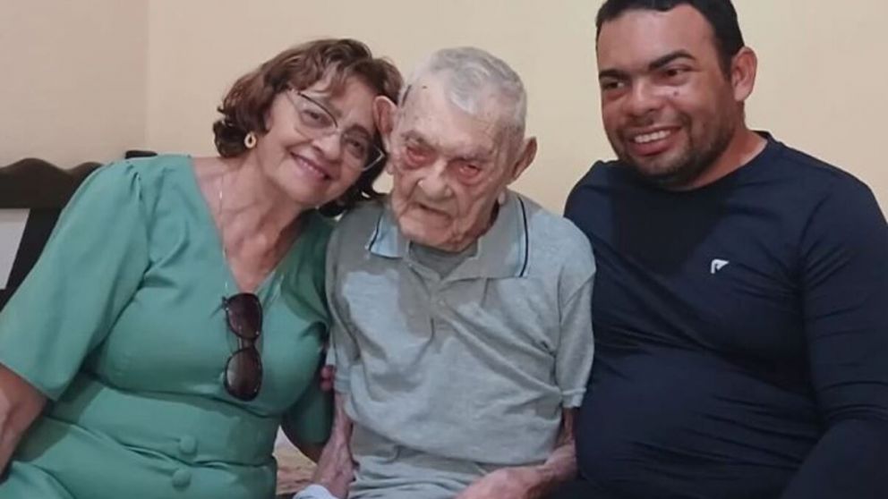 El hombre "más viejo del mundo" junto a su familia (Record Guinness).