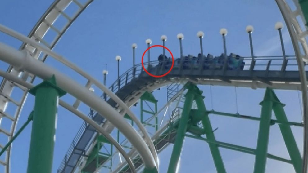 Un hombre saltó de una montaña rusa en movimiento luego de una inesperada falla de seguridad (Imagen captura video).
