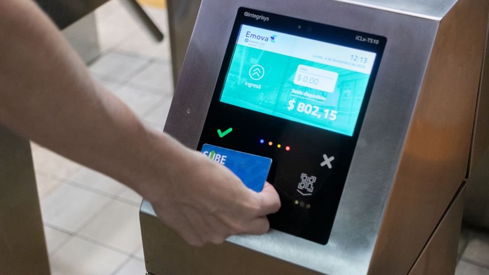 Desde diciembre se podrá pagar el subte con tarjetas de débito, crédito, QR y NFC.