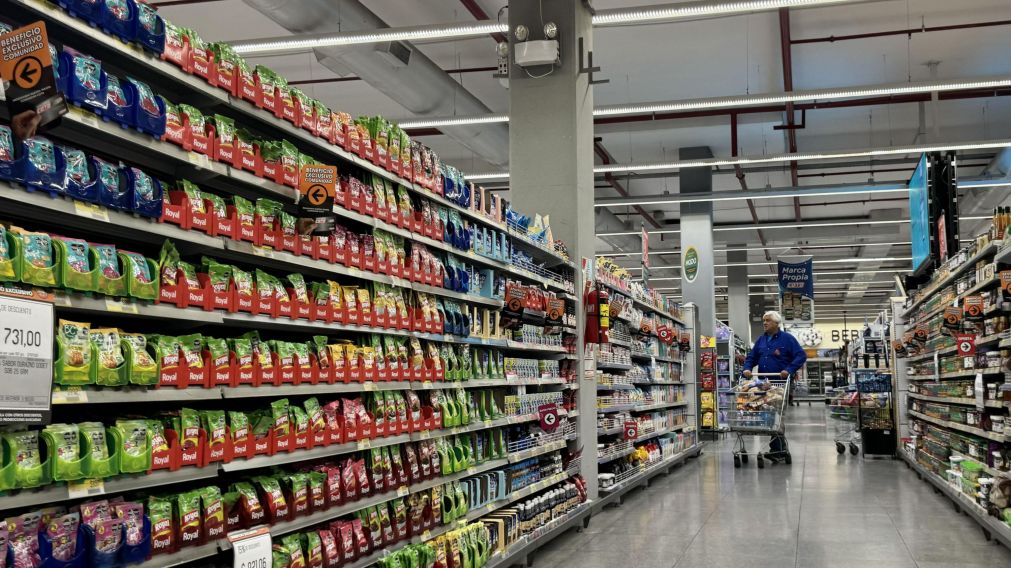 EL CONSUMO CAYÓ EN PICADA POR LA RETRACCIÓN SALARIAL.