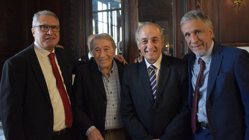 Fernando Ramirez, José Ignacio López, Hugo Ferrer y Víctor Bugge, durante la ceremonia de entrega de las distinciones “Decano Roberto Di Sandro” y “Democracia”.
