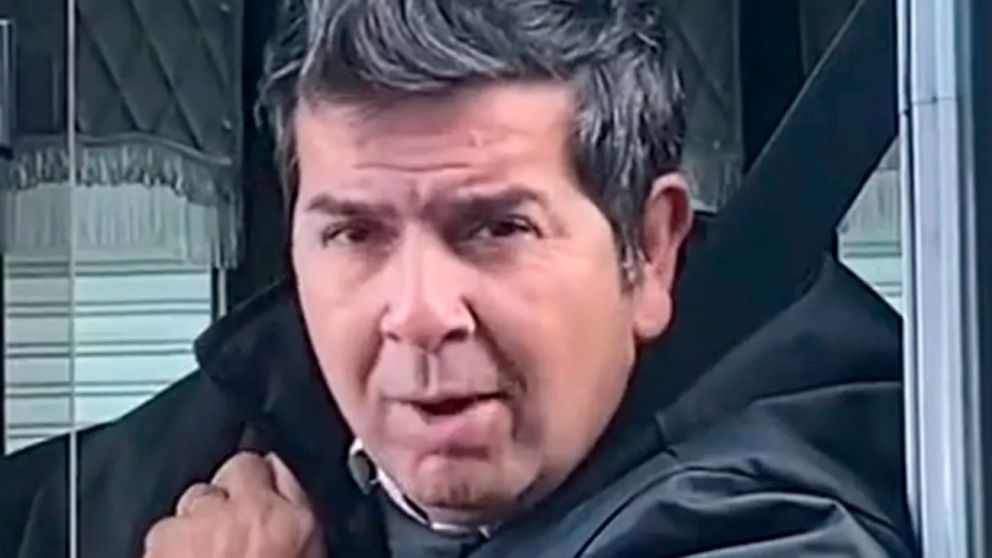 Hugo es fanático de Luis Miguel y le canta sus clásicos a los pasajeros de la Línea 45.