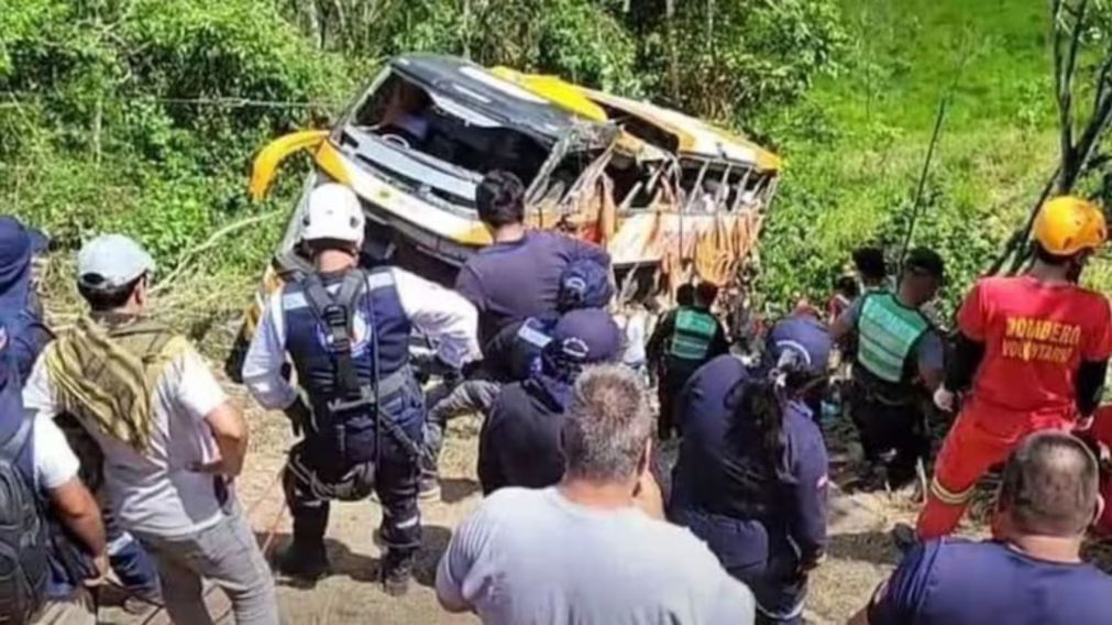 Tragedia: unas 11 personas murieron luego de que un micro escolar cayera por un precipicio en Perú (Imagen Agencia Andina).