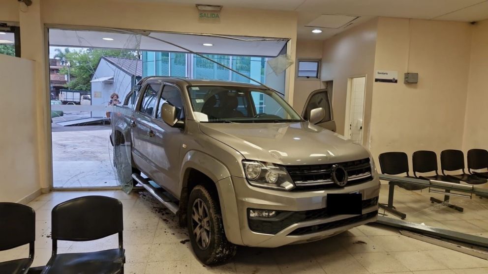 LA 4X4 DE MANGONI DESTRUYÓ LOS VIDRIOS Y CAUSÓ TERROR EN LOS PACIENTES Y EL PERSONAL DE SALUD.