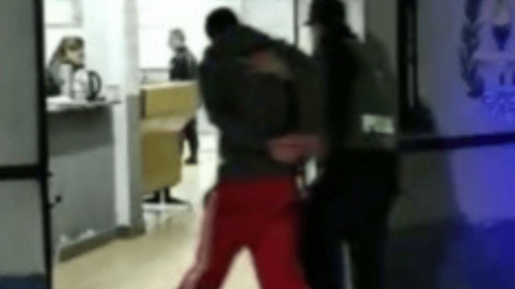 El acusado escapó del lugar de la agresión, pero luego fue detenido.
