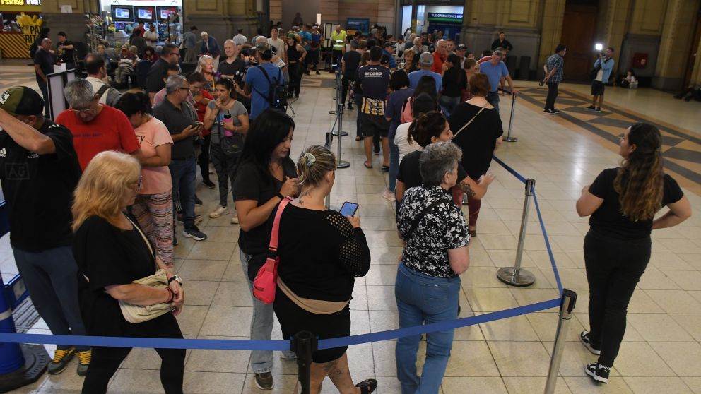 EL HALL DE LA TERMINAL FERROVIARIA DE CONSTITUCIÓN, COPADO POR PERSONAS ÁVIDAS DE CONSEGUIR PASAJES.