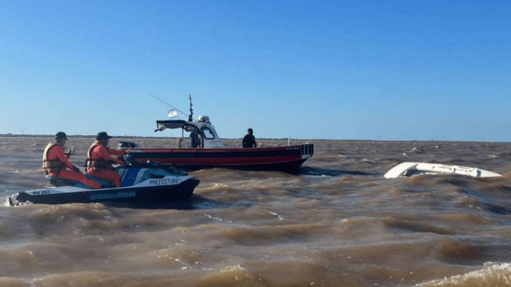 Navegaban por el río, su embarcación dio vuelta de campana y así fueron rescatados