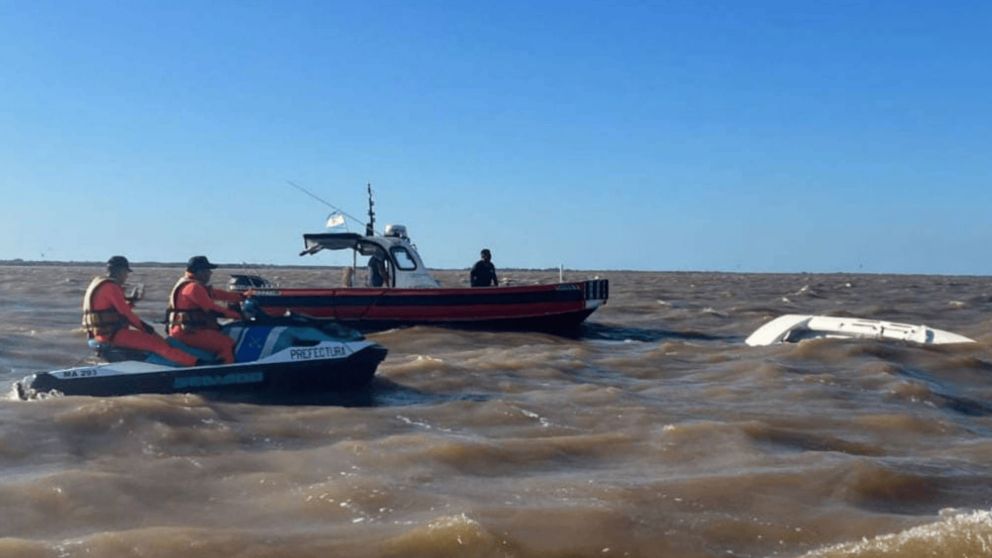 Navegaban por el río, su embarcación dio vuelta de campana y así fueron rescatados