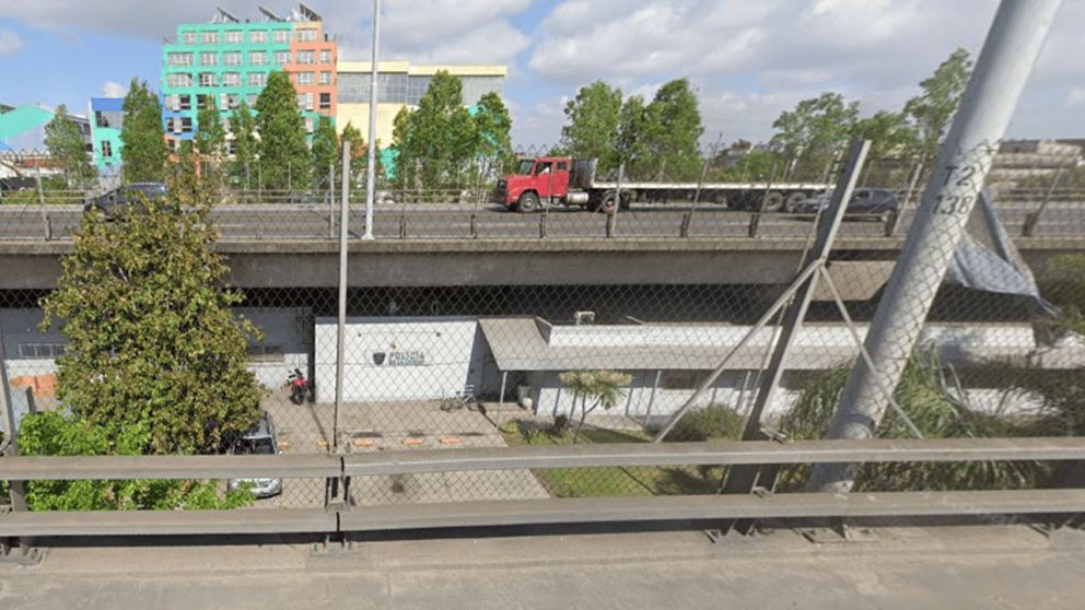 La comisaría está en las inmediaciones del Barrio 21-24, conocido como Villa Zavaleta (Google Maps).