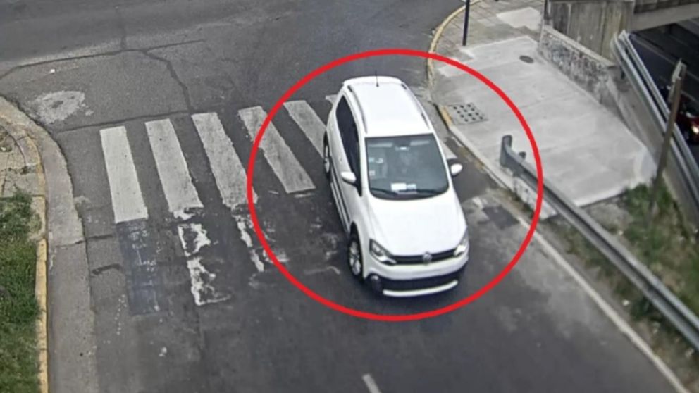 El vehículo utilizado por los delincuentes fue grabado por las cámaras de vigilancia.