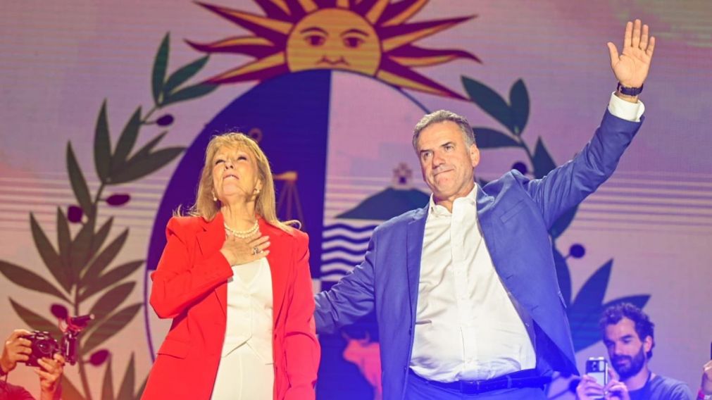 La fórmula Yamandú Orsi-Carolina Cosse se impuso en el balotaje en Uruguay.