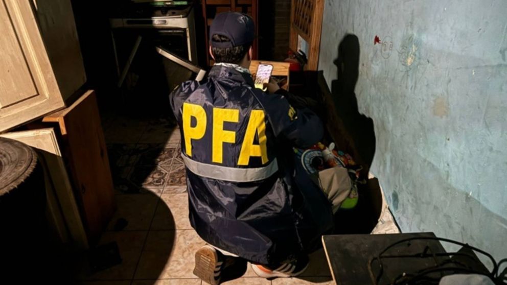 ¡VIDEOS! Así detienen a peligrosos tranzas: tenían cocaína, marihuana, $312.360, 1.000 pesos chilenos y balanzas de precisión