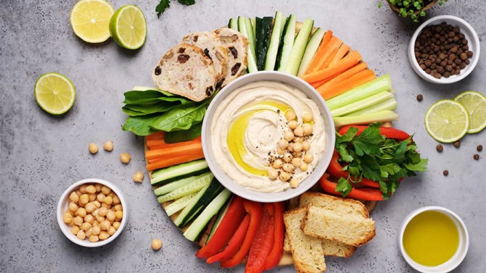 ¿Cuáles son los snacks con menos calorías y más saludables para picar, según la inteligencia artificial? (Imagen ilustrativa)