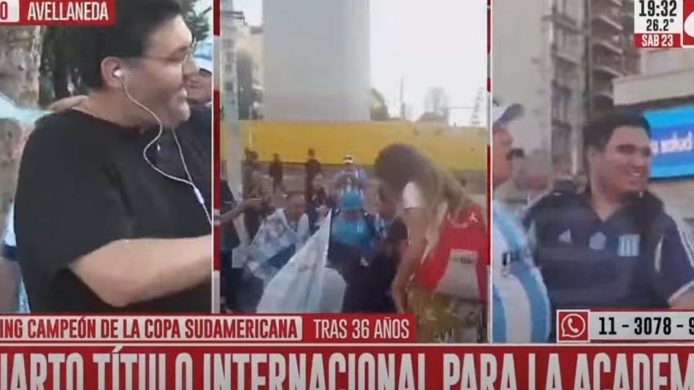 Cientos de hinchas de Racing llegaron al Obelisco porte�o para celebrar.