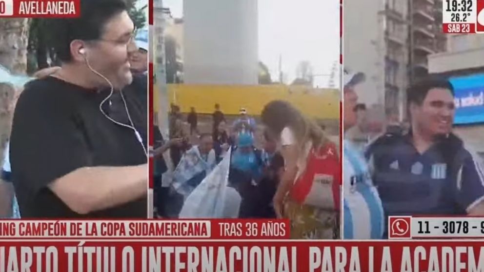 Cientos de hinchas de Racing llegaron al Obelisco porteño para celebrar.