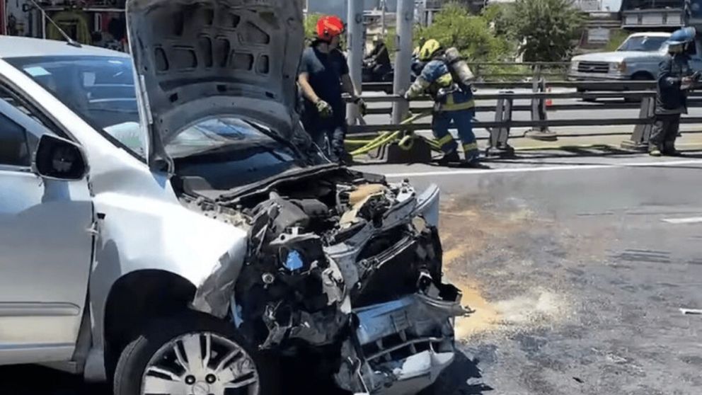El choque del vehículo contra el guardarrail causó un caos vehicular (X).