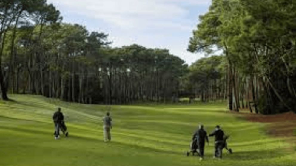 Una mujer fue atacada por una pareja en una cancha de golf.