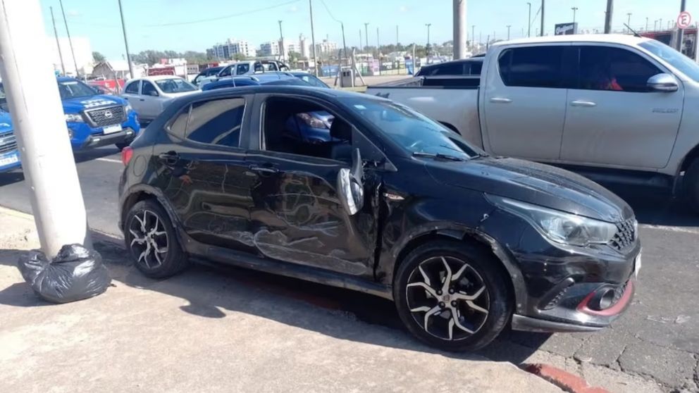 Los delincuentes dejaron el auto destrozado e intentaron huir, pero fueron detenidos.