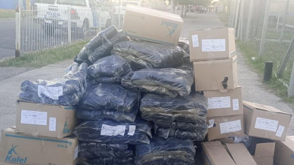 Parte del cargamento que fue incautado por los investigadores policiales.