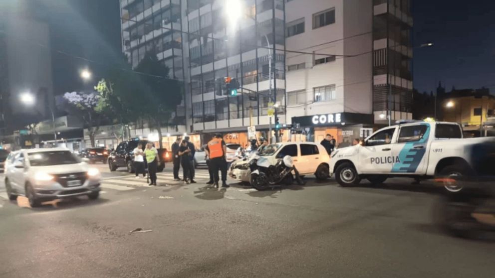 Una moto de la custodia presidencial chocó contra un auto en Vicente López (Imagen La Opinión Austral).
