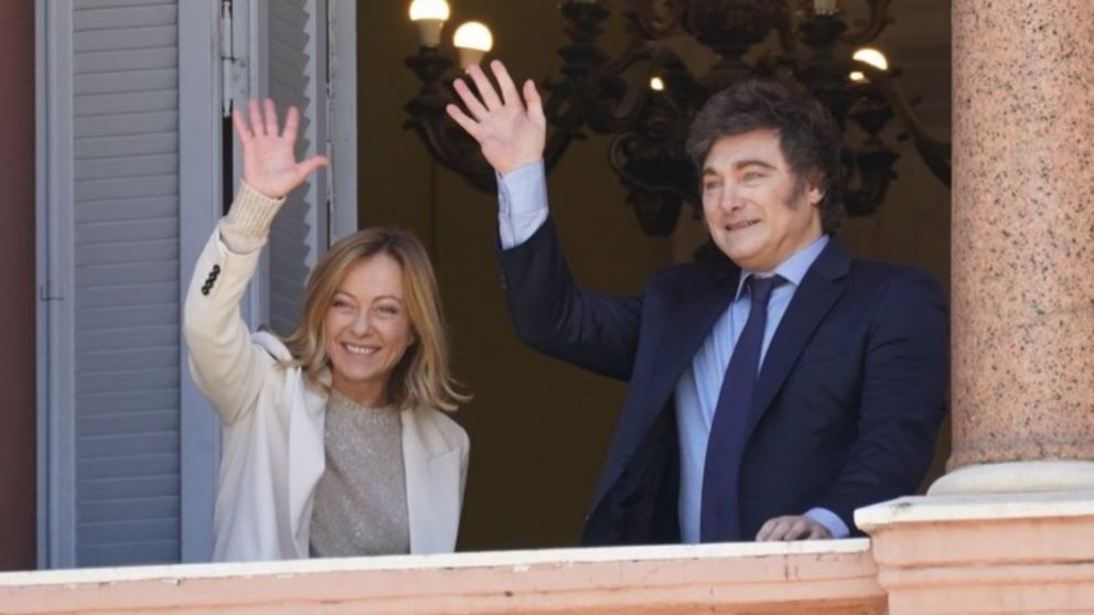 Javier Milei y Giorgia Meloni en el balcón de la Casa Rosada.