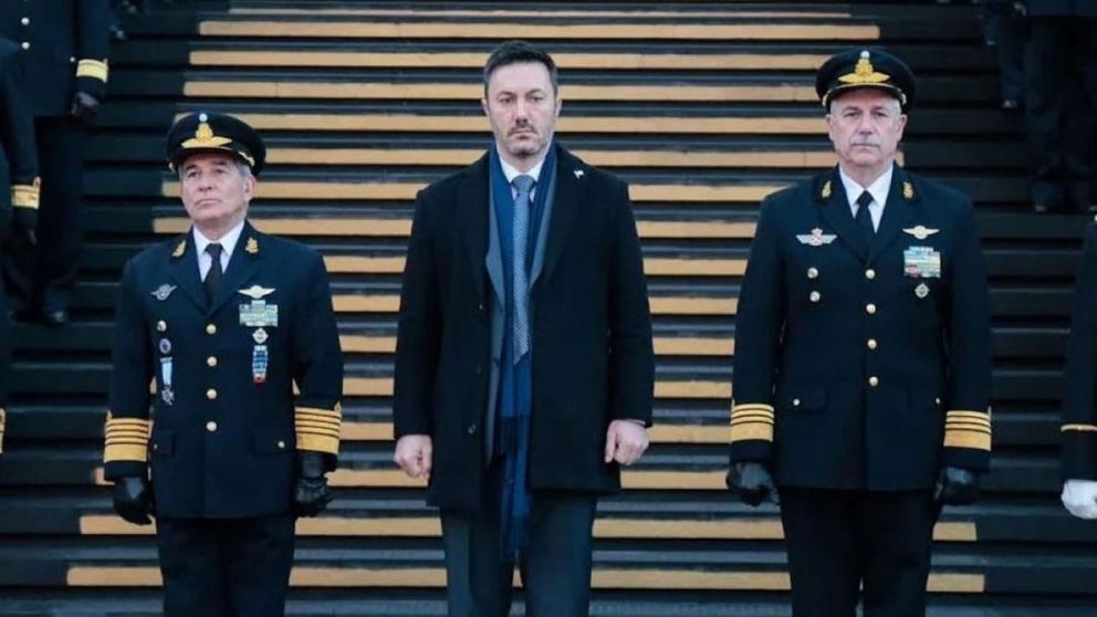 Luis Petri echó al jefe de la Fuerza Aérea Fernando Mengo.