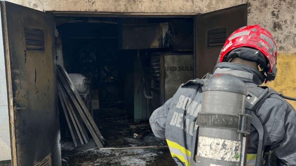 Un voraz incendio afectó una famosa fábrica de alfajores (X/@EmergenciasBA).