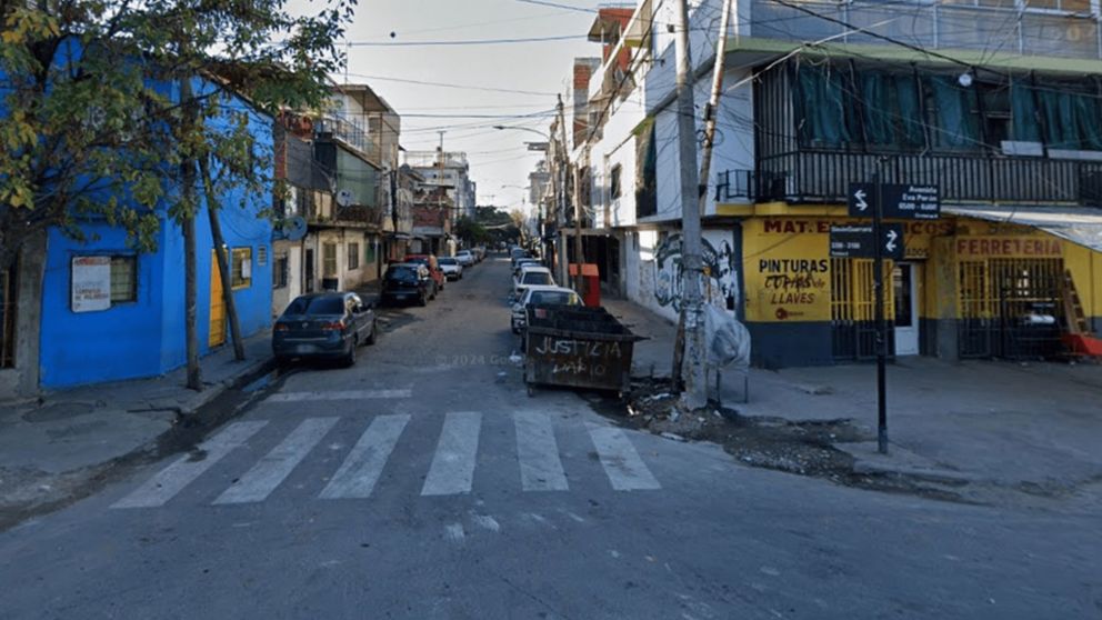El policía fue herido a metros del cruce de las avenidas Lisandro De la Torre y Eva Perón, en Ciudad Oculta (Google Maps).
