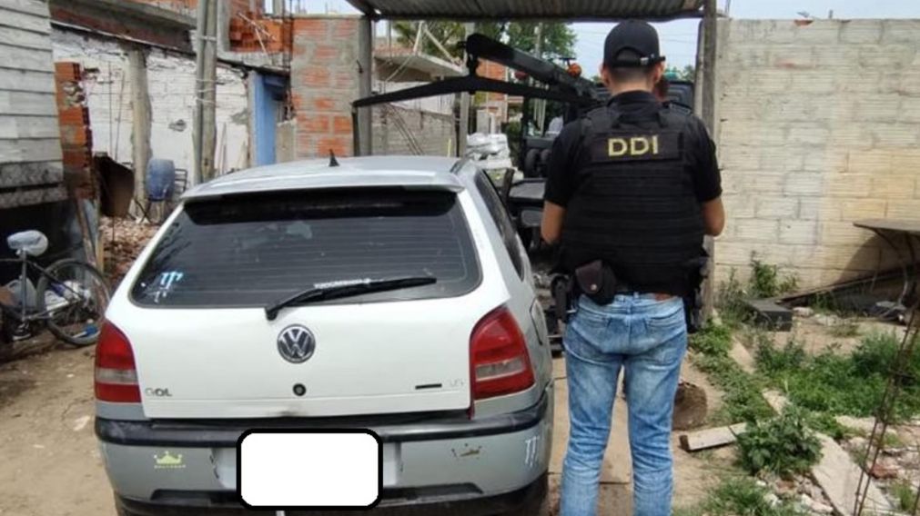 Este es el automóvil que fue hallado en poder de los sospechosos.