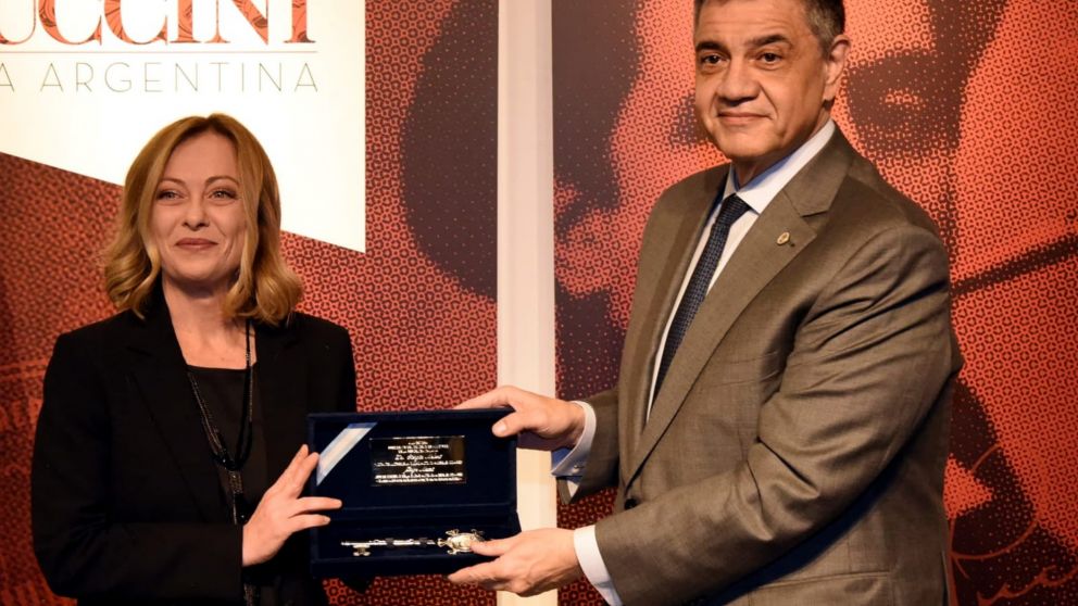 El Jefe de Gobierno porteño, Jorge Macri, la Llave de la Ciudad a la Presidente del Consejo de Ministros de Italia, Giorgia Meloni.