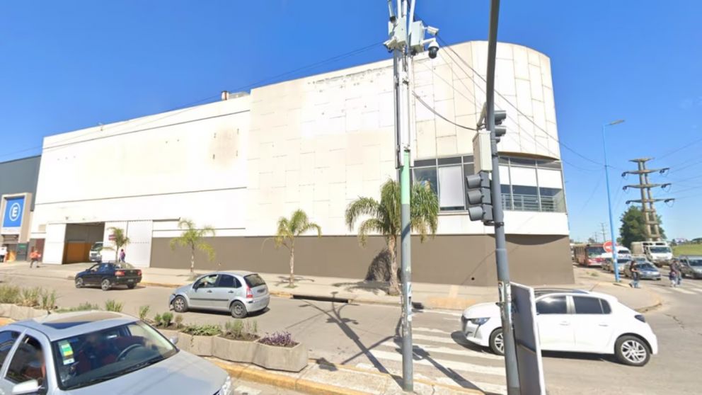 EL SHOPPING NINE ESTÁ UBICADO SOBRE EL ACCESO OESTE.