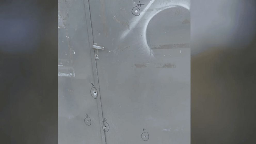 Así quedó la puerta de la escuela.