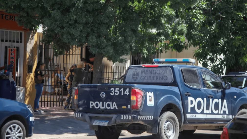 La policía trabajando en la escena del crimen.