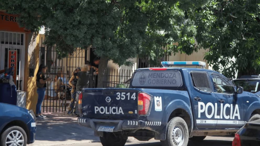 La policía trabajando en la escena del crimen.