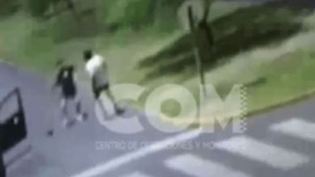 Un joven luchador de MMA se enfrentó a dos ladrones y evitó que le robaran el auto en La Plata (Imagen captura vídeo).