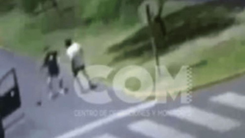 Un joven luchador de MMA se enfrentó a dos ladrones y evitó que le robaran el auto en La Plata (Imagen captura vídeo).