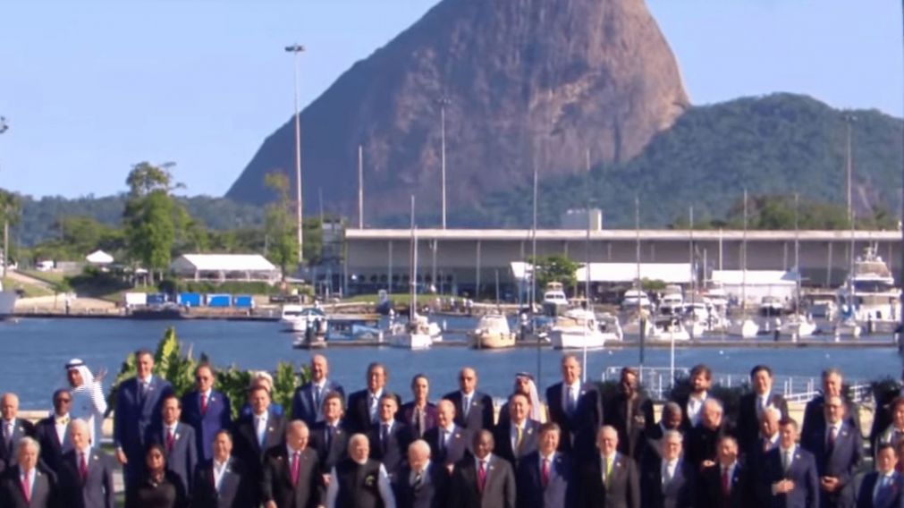 Javier Milei en la foto de familia de su primera Cumbre del G20, en Brasil.