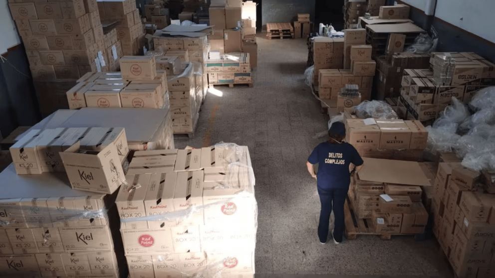 En los depósitos alojaban camiones con mercadería trucha.