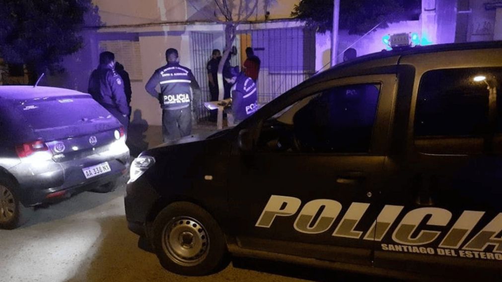 La policía busca al agresor de su ex pareja.
