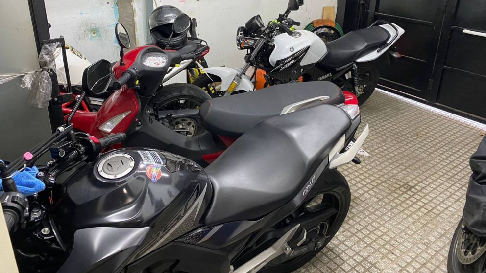 Las mujeres marcaban a las víctimas, los hombres las atacaban: hacían salideras bancarias en moto y así fueron capturados