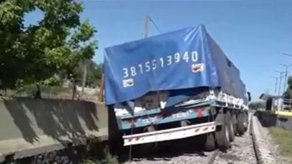 El conductor del cami�n ingres� por una zona no habilitada para veh�culos, en la v�a tercera de la estaci�n ferroviaria.