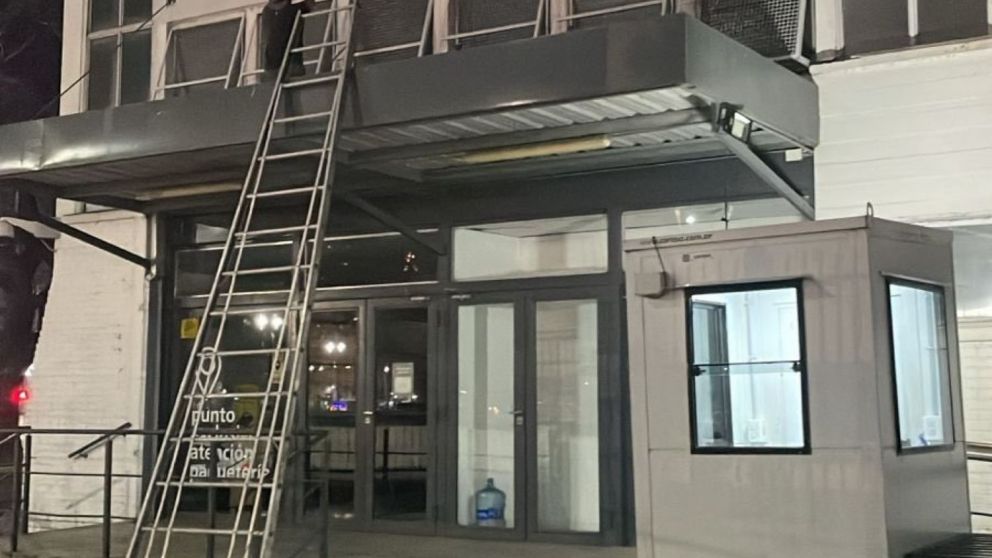 Taparon el mural de Néstor Kirchner de una sucursal de Correo Argentino.