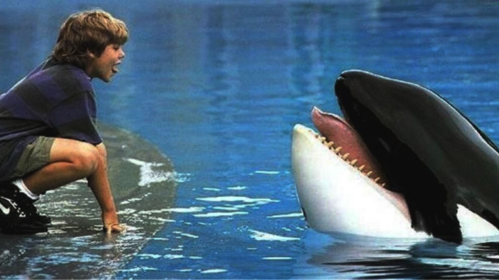 Keiko con el joven James Richter, el actor que interpretó a Jesse en "Liberen a Willy".