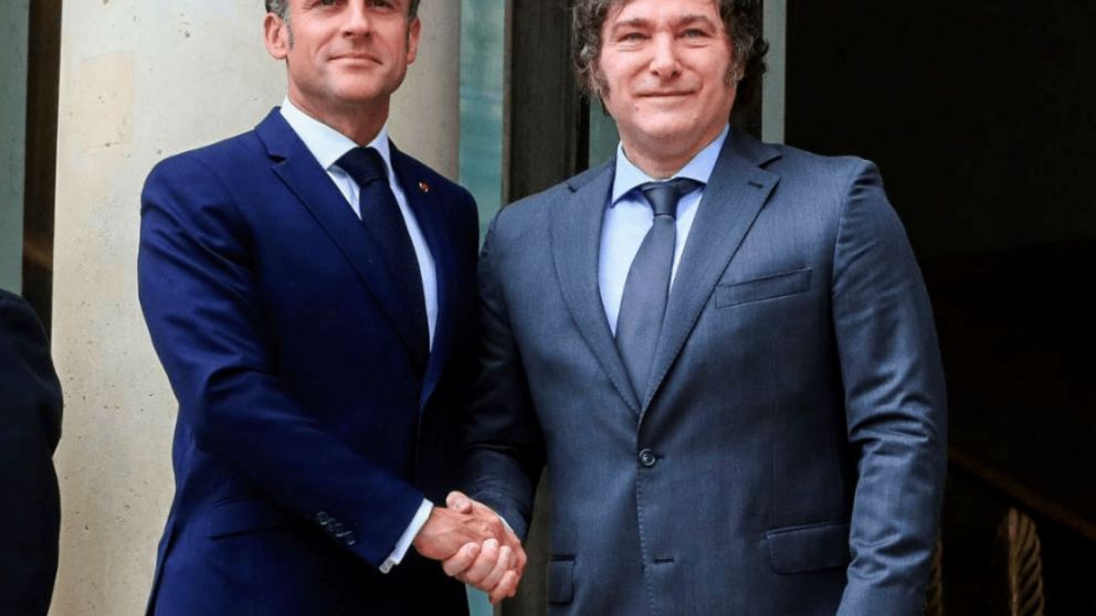 Emmanuel Macron llegó esta tarde al país y cena con Javier Milei.