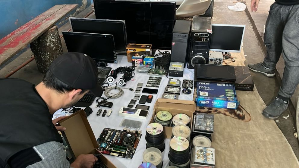 Un docente detenido por distribución de imágenes de abuso sexual.