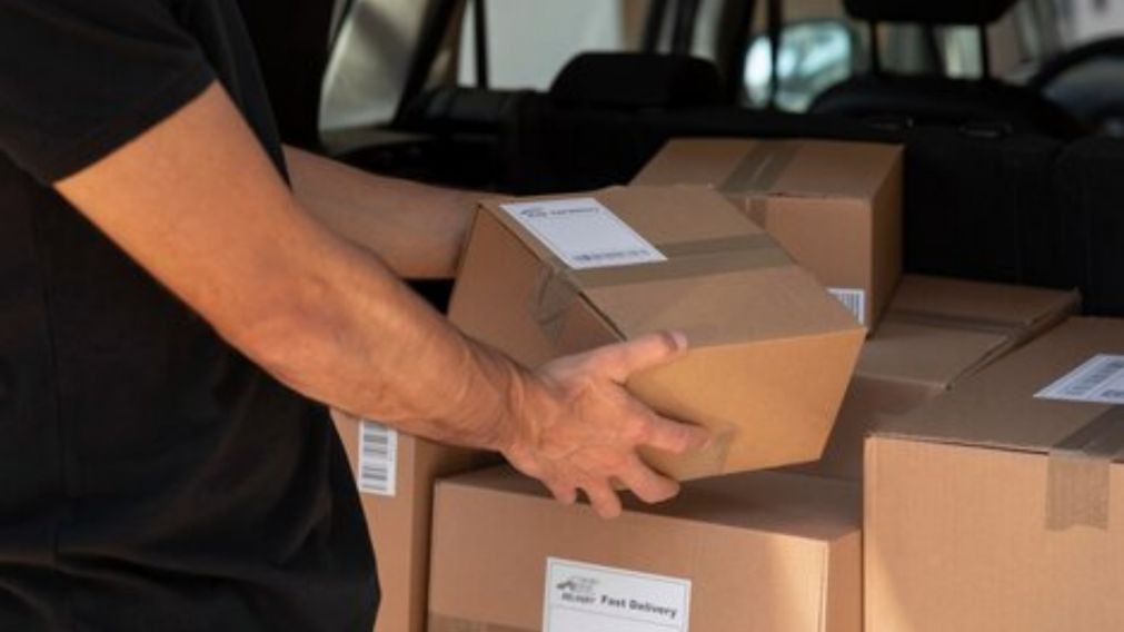 Eliminan impuestos para hacer compras online en el exterior y amplían el límite a USD 3.000 por envío.