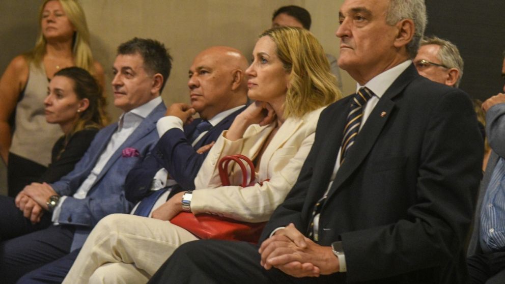 El vicepresidente del Grupo Olmos, Marcelo Carbone, junto al contador y presidente Raúl Olmos, la doctora Alicia Canga, Presidenta de Red Dialmed y el médico cirujano Roberto R. Favaloro presentes en el simposio (Pablo Villán/Crónica).