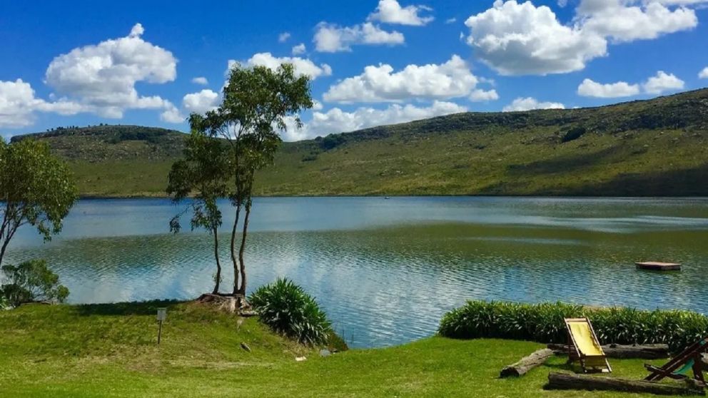 Escapada: un paisaje patagónico cerca de CABA con laguna de aguas cristalinas que tenés que visitar.