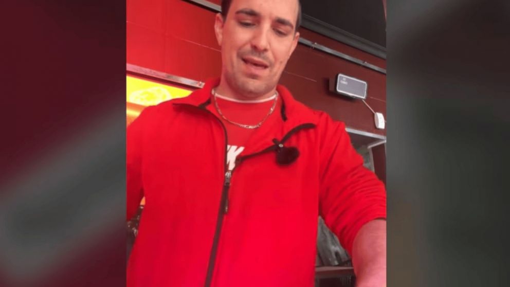 Mientras el carnicero preparó todas esas lonchas de pollo, explicó la necesidad de ir con tiempo para hacer este tipo de compras.