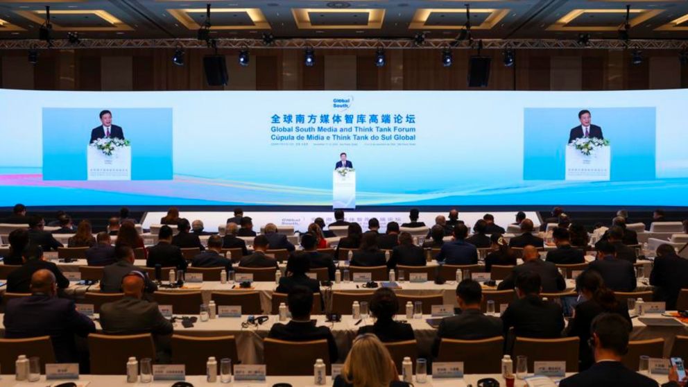 Fu Hua, presidente ejecutivo del foro y presidente de la Agencia de Noticias Xinhua, pronuncia el discurso de apertura.